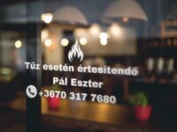 Tűz esetén értesítendő matrica
