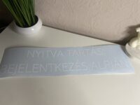 Nyitvatartás matrica